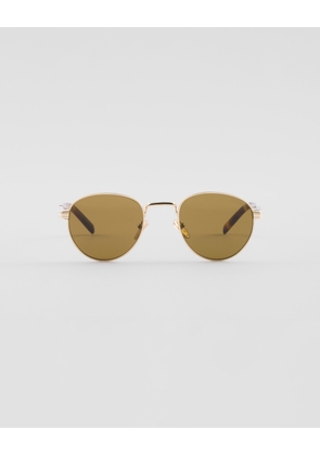Sunglasses with the iconic metal plaque