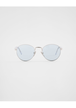 Sunglasses with the iconic metal plaque