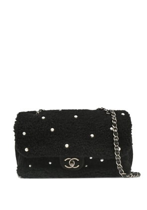 CHANEL Pre-Owned 2014 pearl-shearling shoulder bag - Black