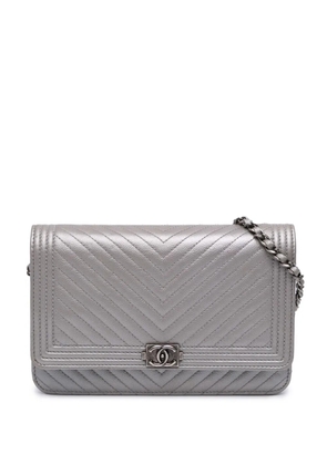 CHANEL Pre-Owned 2016-2017 Chevron Metallic Caviar Boy Wallet On Chain crossbody bag - Silver