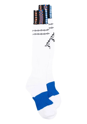 COUNTY OF MILAN logo-intarsia ankle socks - White