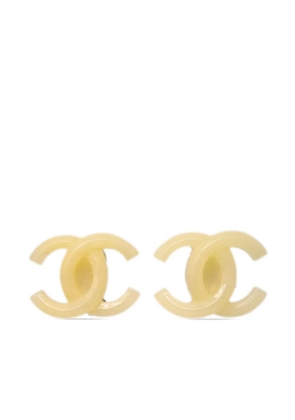 CHANEL Pre-Owned 2002 CC clip-on earrings - White