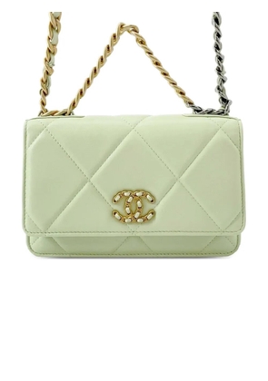 CHANEL Pre-Owned 2021-2025 Quilted Lambskin 19 Wallet on Chain satchel - Green