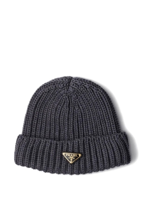 Prada triangle-logo ribbed beanie - Grey