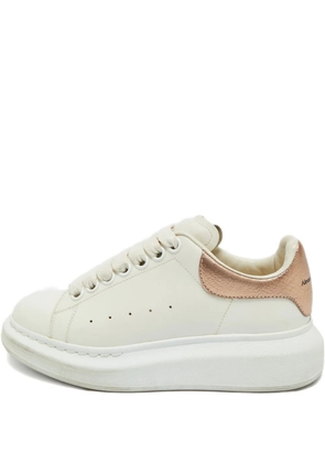 Alexander McQueen Pre-Owned oversized calf leather trainers - White