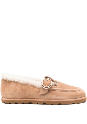 Stuart Weitzman Dakota shearling buckle loafers - Neutrals