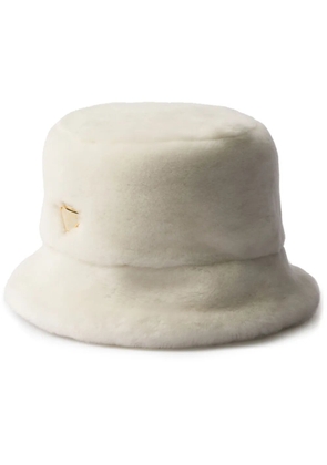 Prada triangle-logo shearling bucket hat - White