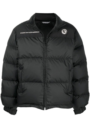 Undercover slogan-print down jacket - Black