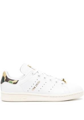 A BATHING APE® camouflage-detail leather trainers - White