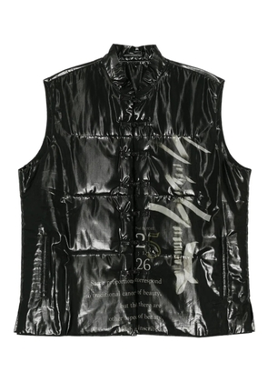 Yohji Yamamoto graphic-print sleeveless padded jacket - Black