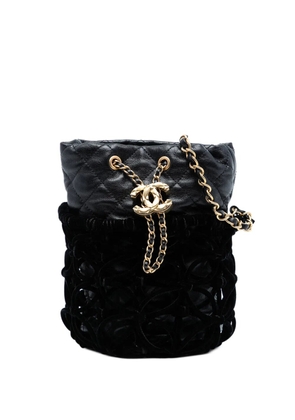 CHANEL Pre-Owned 2021-2025 Braided Velvet Goatskin Drawstring bucket bag - Black