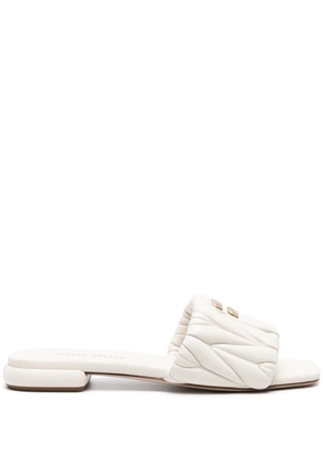 Miu Miu logo-lettering matelassé slides - White