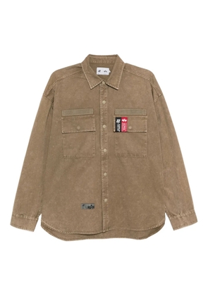 izzue logo-patched shirt - Brown