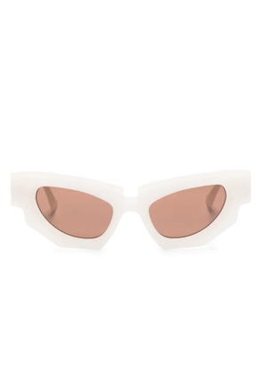 Kuboraum cat eye-frame tinted sunglasses - White