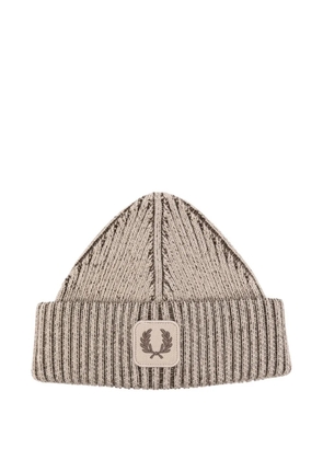 Fred Perry logo-patch beanie hat - Neutrals