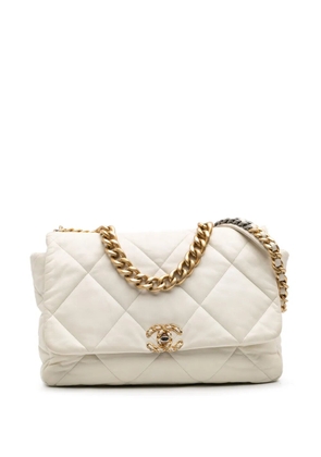 CHANEL Pre-Owned 2019 Maxi Lambskin 19 Flap satchel - White