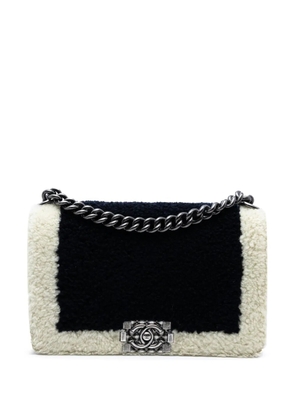 CHANEL Pre-Owned 2015-2016 Old Medium Bicolor Shearling Boy Flap crossbody bag - Black