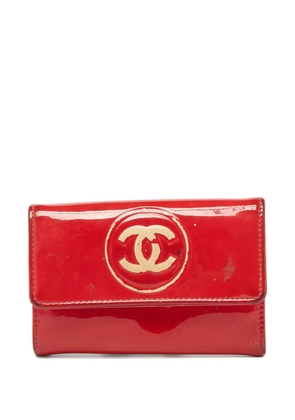 CHANEL Pre-Owned patent leather logo wallet - Red