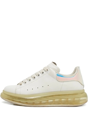 Alexander McQueen Pre-Owned 2024 Oversized iridescent heel-tab sneakers - White