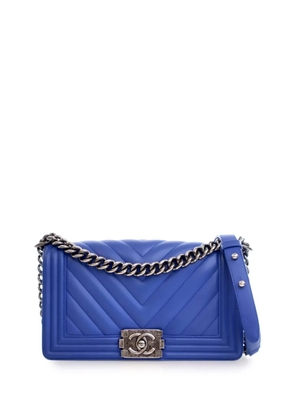 CHANEL Pre-Owned 2016-2017 Medium Chevron Calfskin Boy Flap crossbody bag - Blue