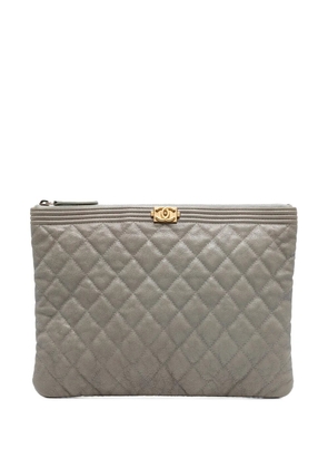 CHANEL Pre-Owned 2019 Medium Quilted Caviar Boy O Case clutch bag - Grey