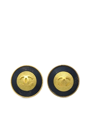 CHANEL Pre-Owned 1994 CC button clip-on earrings - Gold