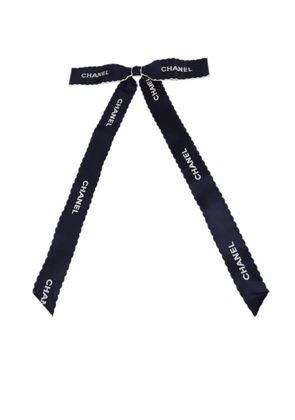 CHANEL Pre-Owned 1994 logo-embroidered bow brooch - Blue