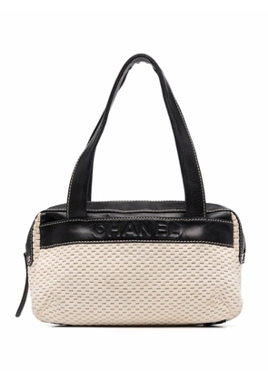 CHANEL Pre-Owned 2004-2005 knitted debossed-logo shoulder bag - Black
