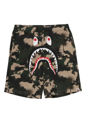A BATHING APE® camouflage-print shorts - Green