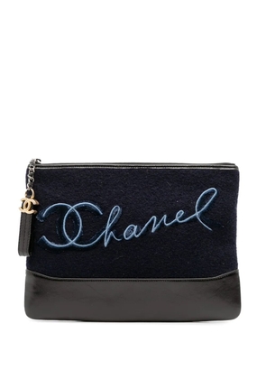 CHANEL Pre-Owned 2018-2019 Paris-Hamburg Wool Embroidered Gabrielle clutch bag - Blue