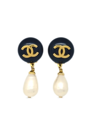 CHANEL Pre-Owned 1996 CC faux-pearl clip-on earrings - Black