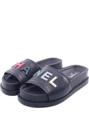 CHANEL Pre-Owned logo-embossed sandals - Blue