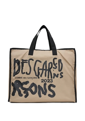 Comme Des Garçons graphic-print tote bag - Brown