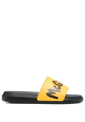 Alexander McQueen graffiti-logo slip-on slides - Yellow