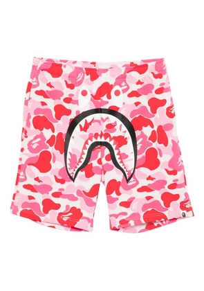 A BATHING APE® graphic-print shorts - Pink