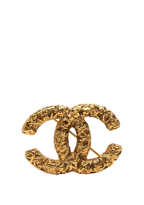 CHANEL Pre-Owned 1995 Gold Plated Baroque Embossed CC Logo Brooch costume brooch