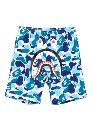 A BATHING APE® graphic-printed shorts - Blue