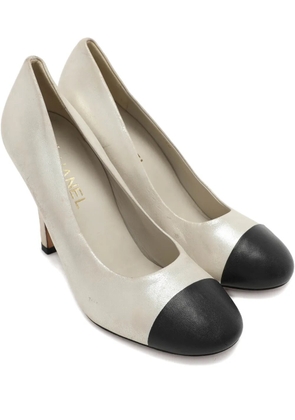 CHANEL Pre-Owned pearl-embellished heeled pumps - Silver
