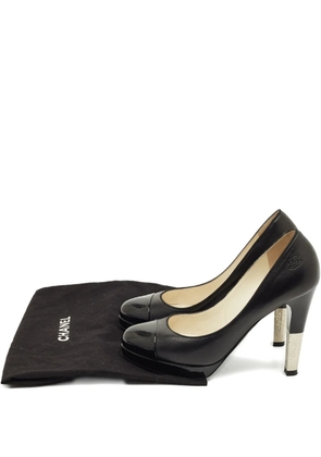 CHANEL Pre-Owned logo-embossed leather cap-toe pumps - Black