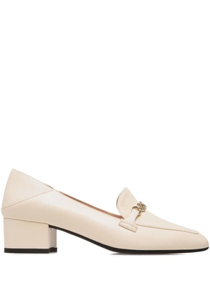 Bally chain-embellished leather pumps - White