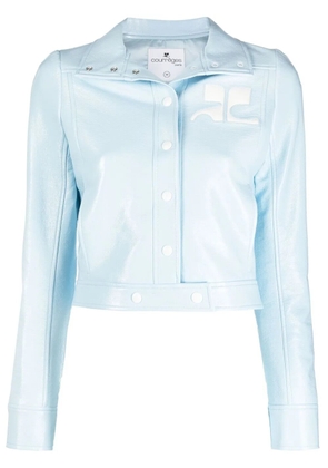Courrèges appliqué-logo cropped vinyl jacket - Blue