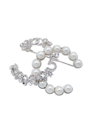 CHANEL Pre-Owned 2023 Silver Plated CC Crystal Faux Pearl Star 5 Brooch costume brooch