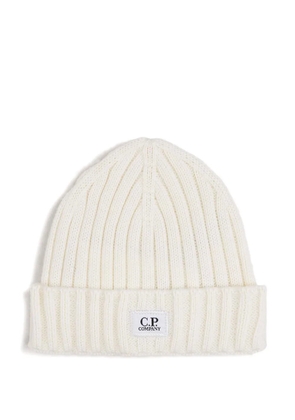 C.P. Company ribbed logo-plaque beanie hat - White