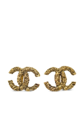 CHANEL Pre-Owned 1993 embossed finish CC clip-on earrings - Gold