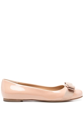 Ferragamo Varina patent leather ballerina shoes - Neutrals