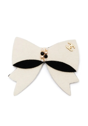 CHANEL Pre-Owned 2002 felt bow brooch - White