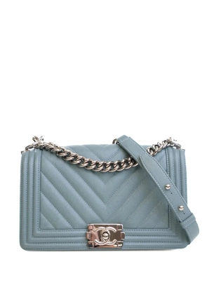 CHANEL Pre-Owned 2020 Old Medium Chevron Caviar Boy Flap crossbody bag - Blue