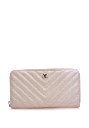 CHANEL Pre-Owned 2017-2018 CC Chevron Iridescent Caviar Zip Around Wallet long wallets - Pink