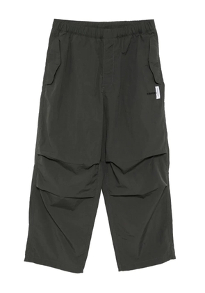 FINGERCROXX logo-patch trousers - Grey
