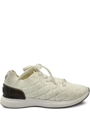 CHANEL Pre-Owned quilted low-top sneakers - White